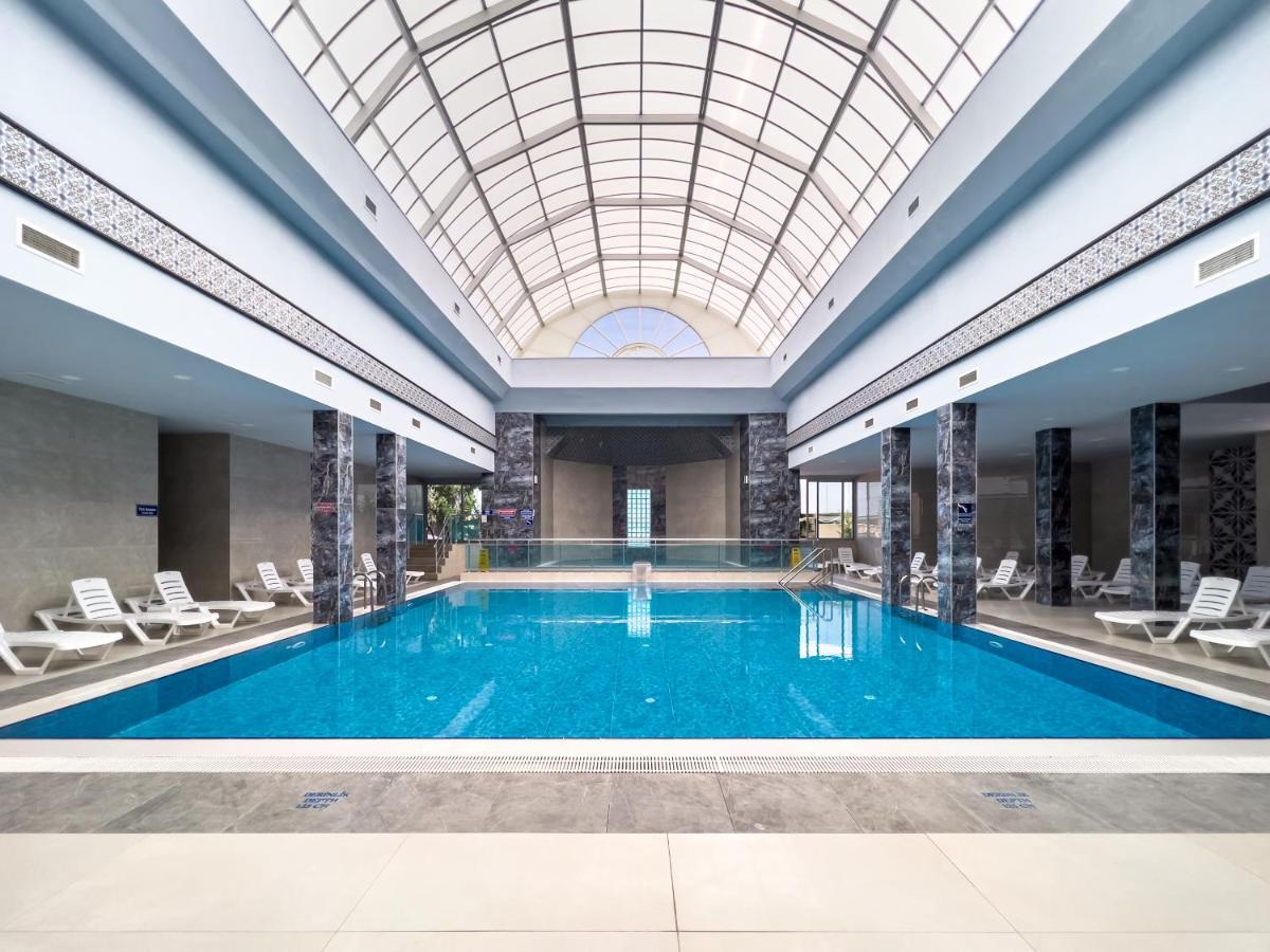 Spa Hotel Colossae Thermal Karahayit  Exterior foto The pool at the hotel